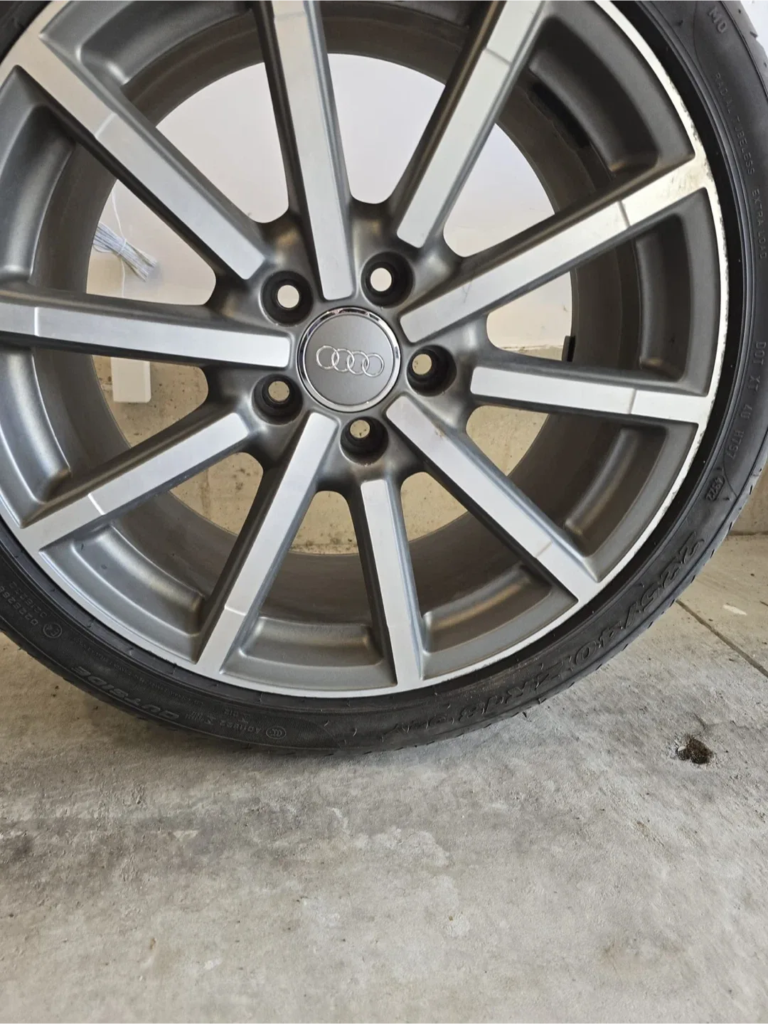 Audi Wheel with Pirelli P Zero Tire 225/40 ZR18 image indicator(6)