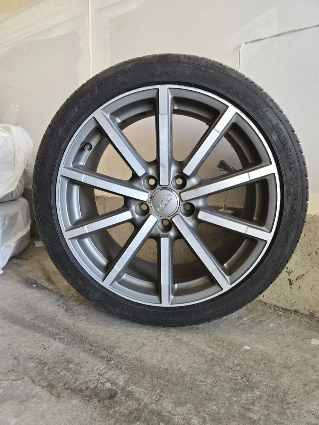 Audi Wheel with Pirelli P Zero Tire 225/40 ZR18 image indicator(3)