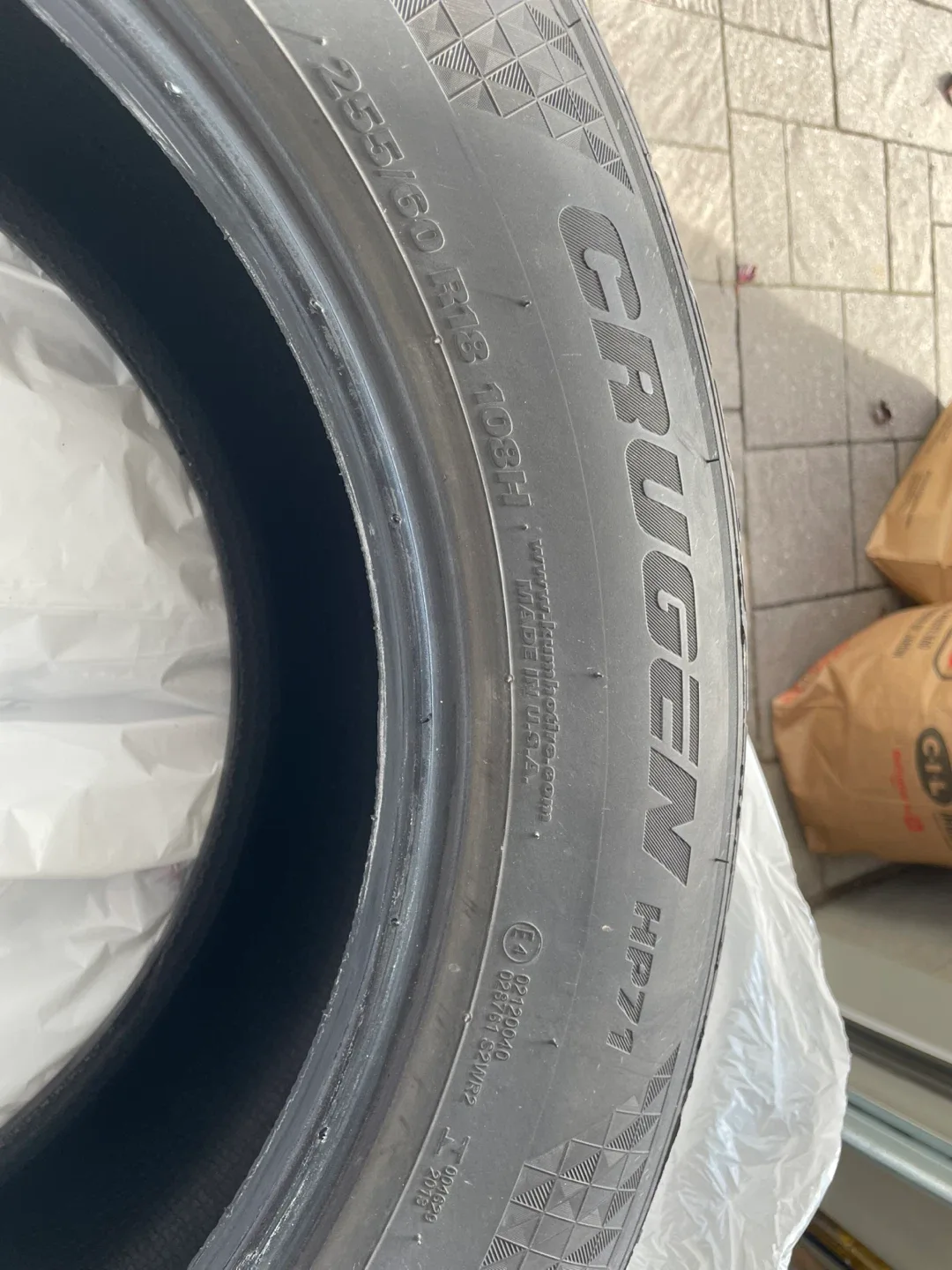 4 Kumho Crugen HP71 Tire - 255/60R18 image indicator(2)