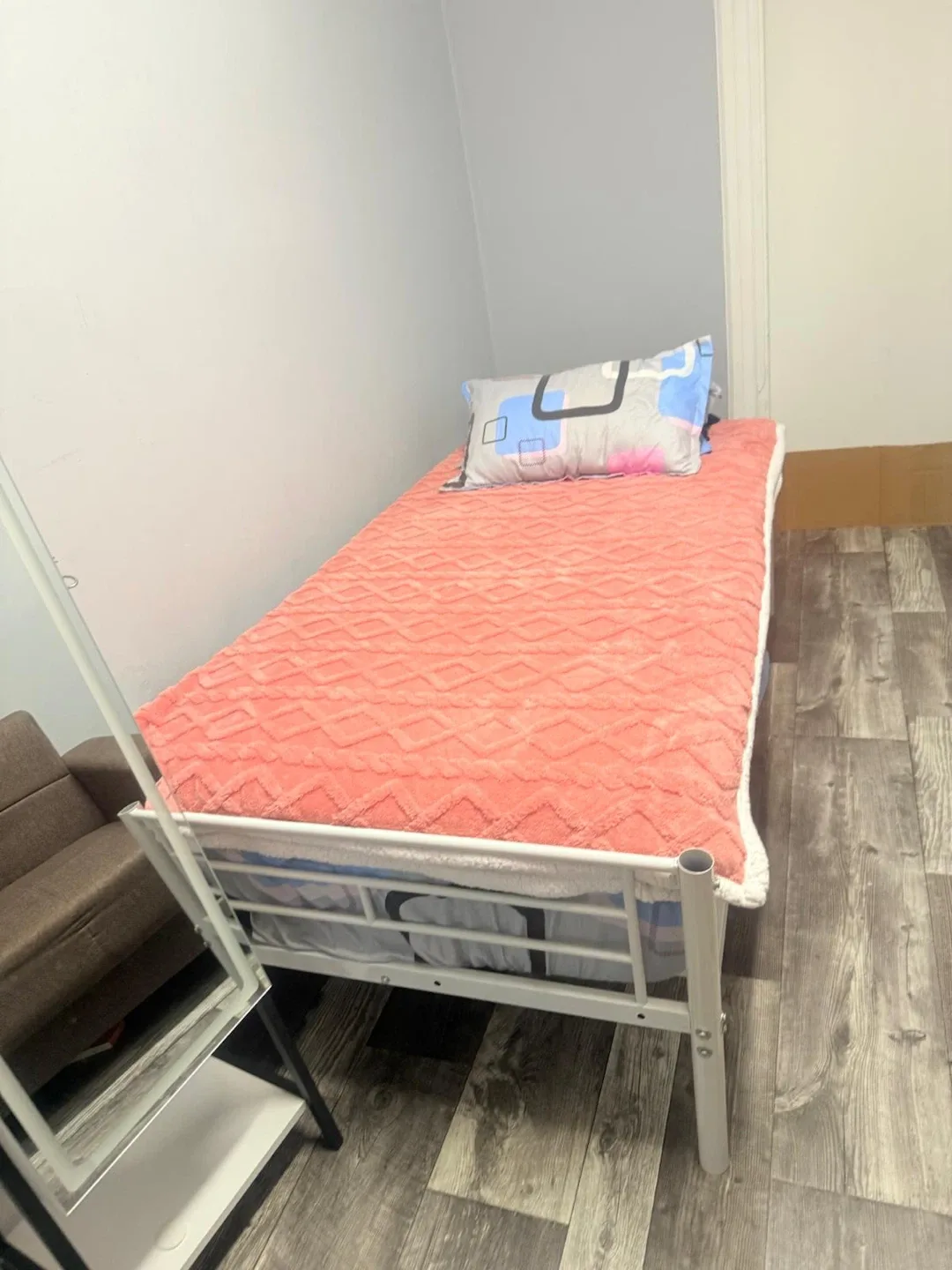 Twin Bed Frame with mattress image indicator(2)