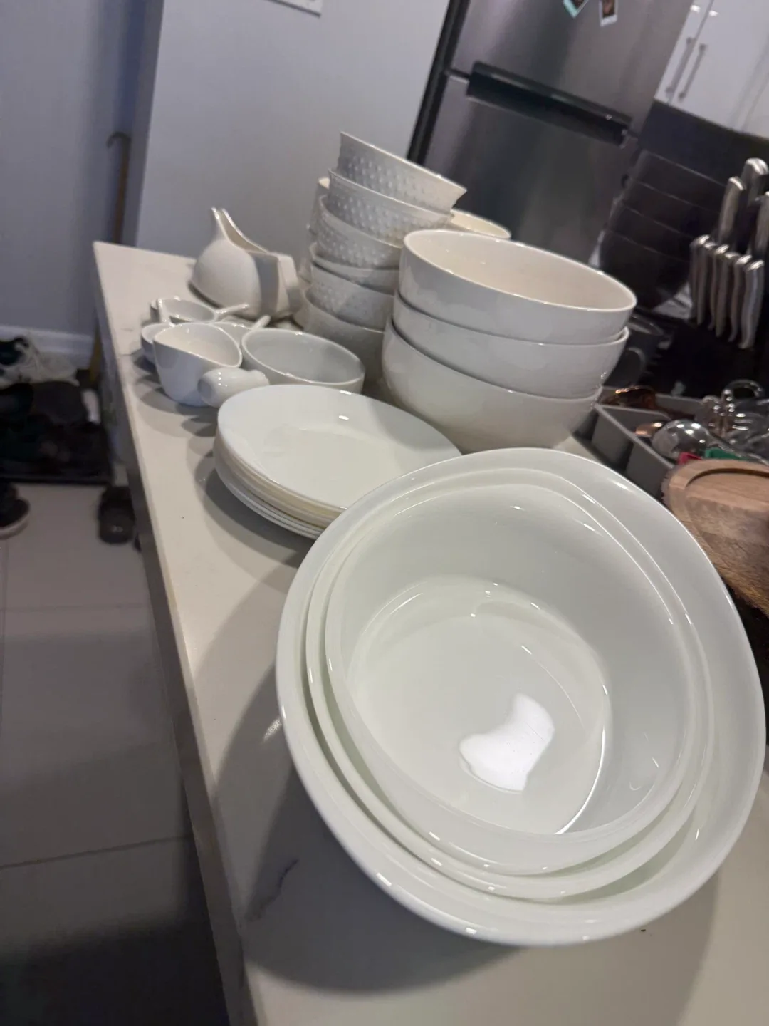 White Ceramic Dinnerware Set image indicator(4)
