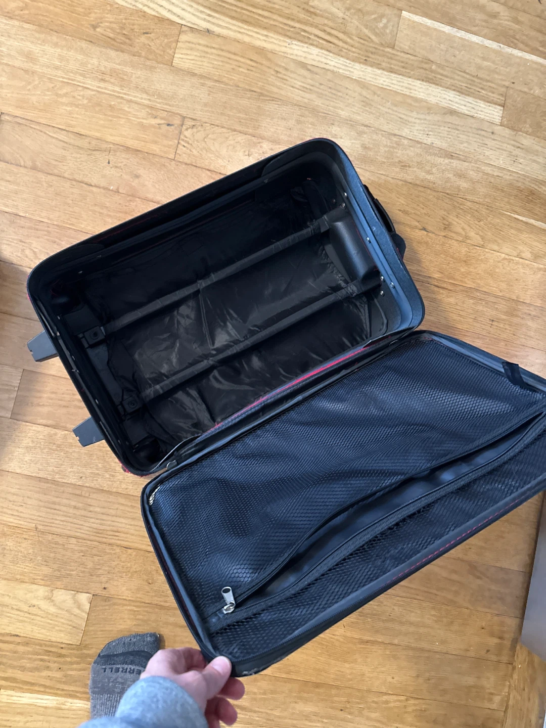FREE - 3 carry-on suitcases - photo 4