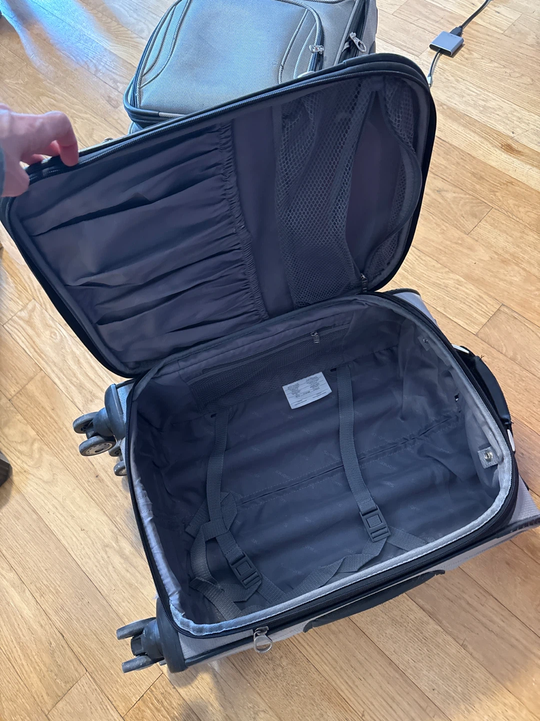FREE - 3 carry-on suitcases - photo 3