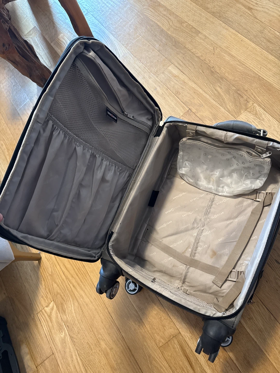 FREE - 3 carry-on suitcases - photo 2
