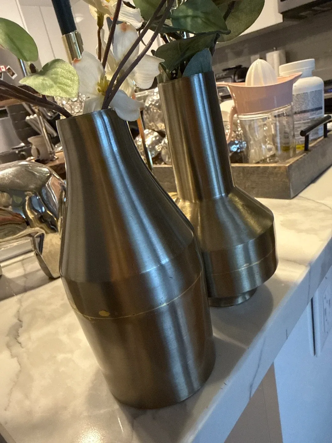 Set of 2 Gold Metal Vases image indicator(4)