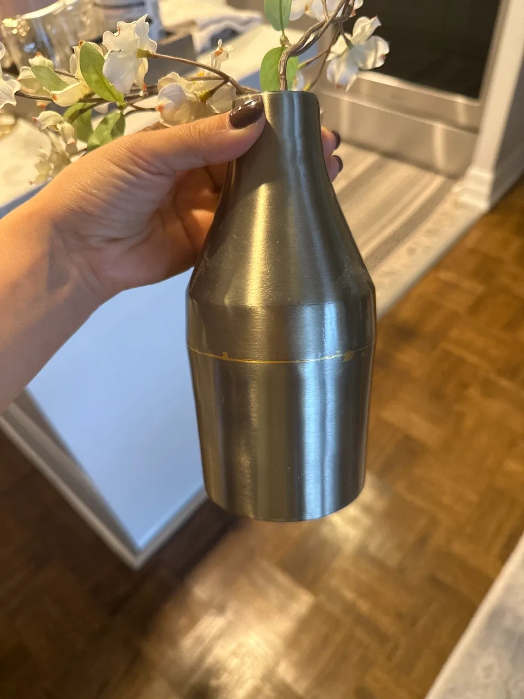 Set of 2 Gold Metal Vases image indicator(3)