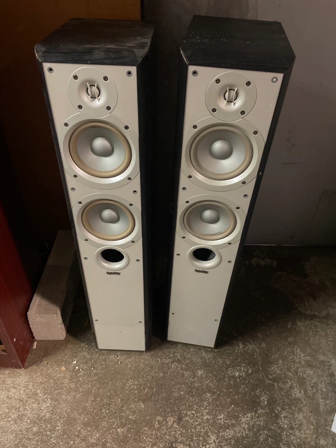 Infinity Primus P252 Tower Speakers