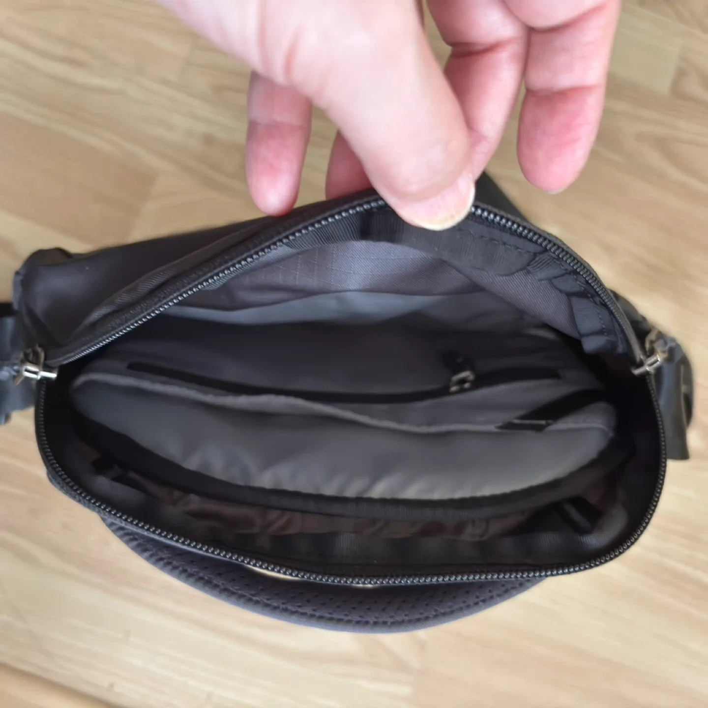 Mountain Equipment Co. Black Shoulder Bag image indicator(3)