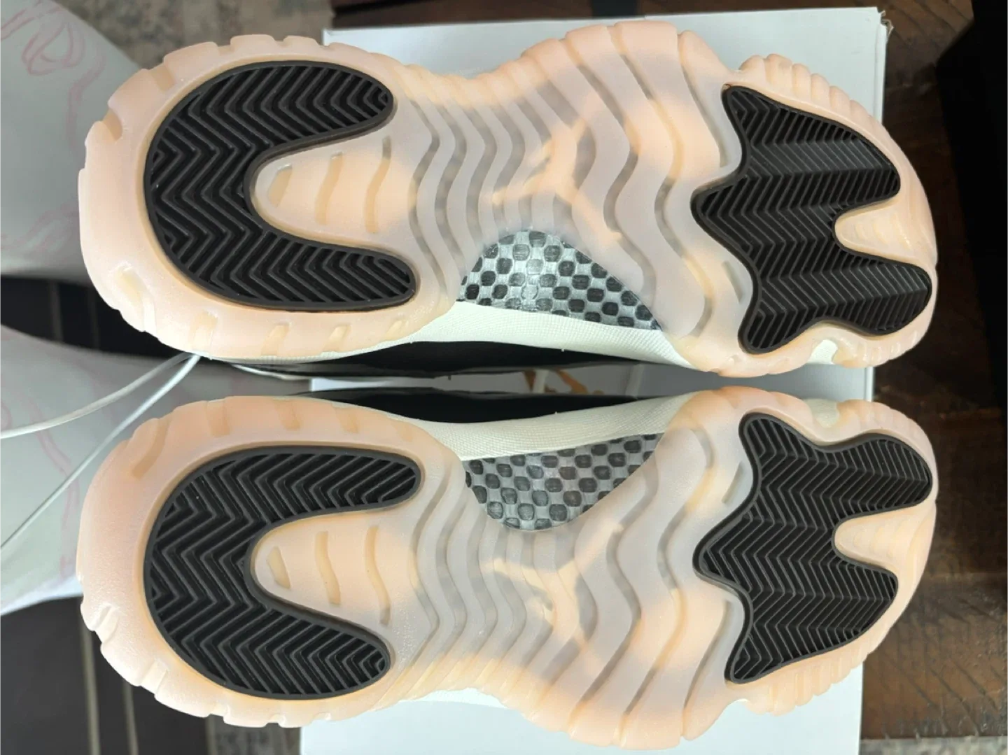 Nike Air Jordan 11 Retro Women's Size 8 image indicator(3)