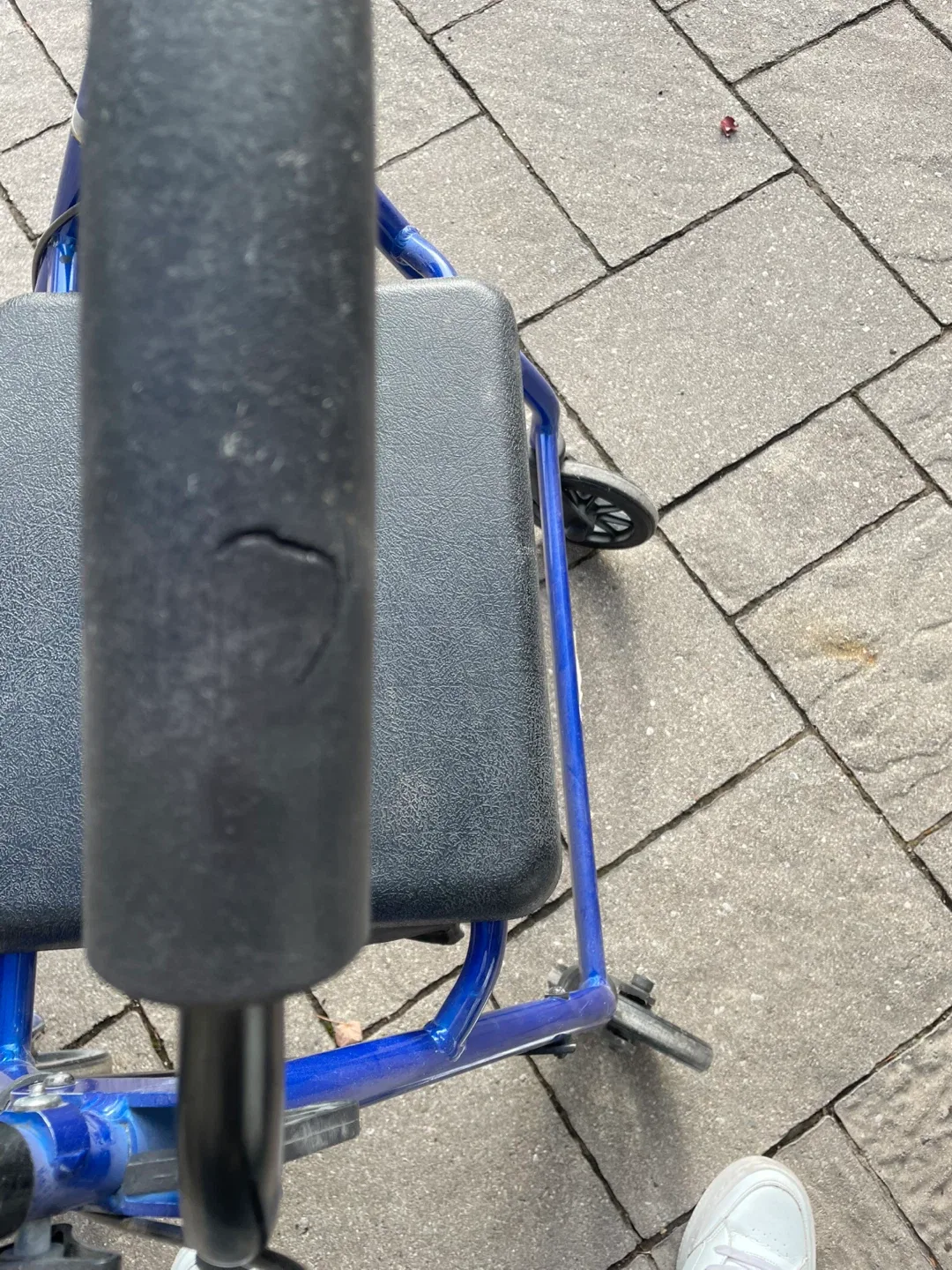 Arco Blue Walker with Seat - Rollator image indicator(3)