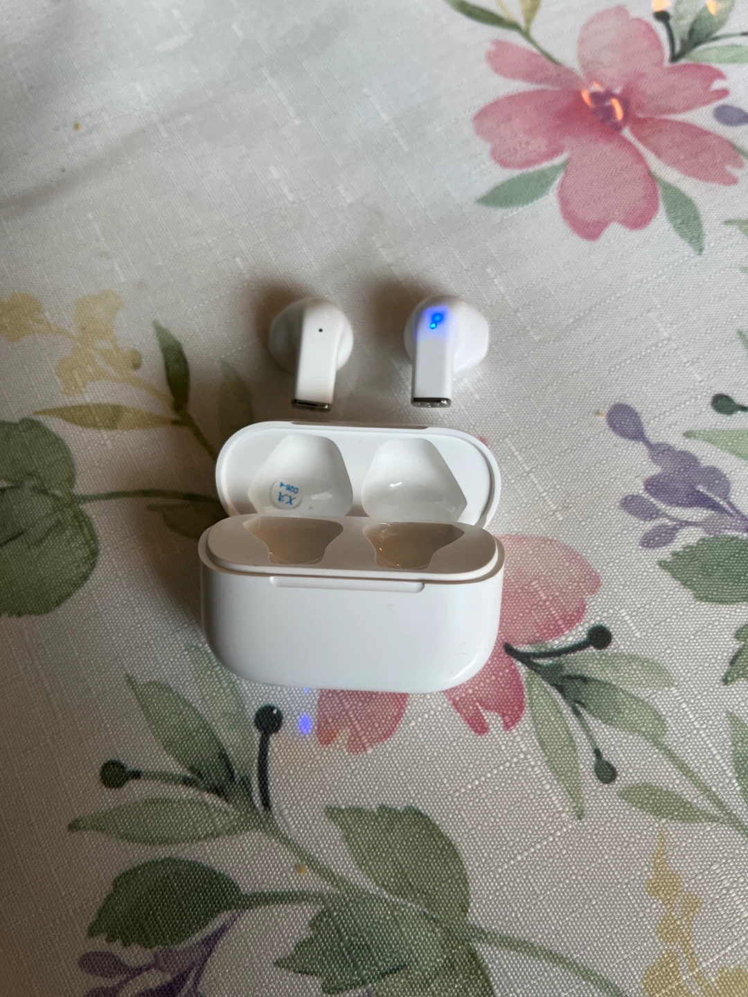 White Wireless Earbuds with Charging Case - photo 2