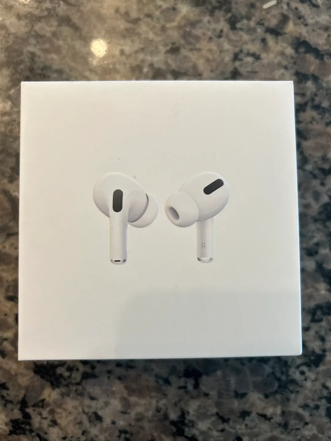 Apple AirPods Pro with MagSafe Charging Case image indicator(5)