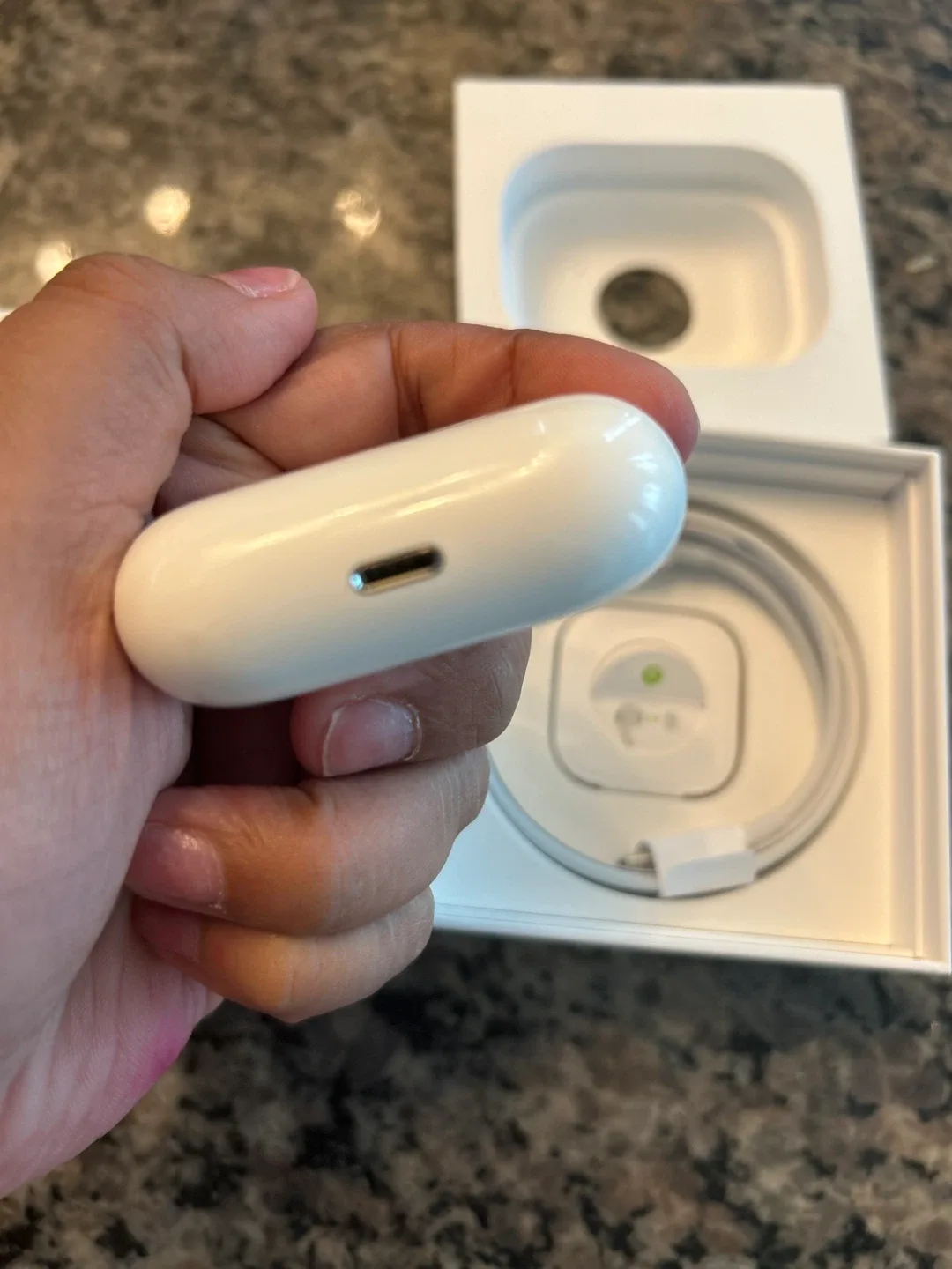 Apple AirPods Pro with MagSafe Charging Case image indicator(2)
