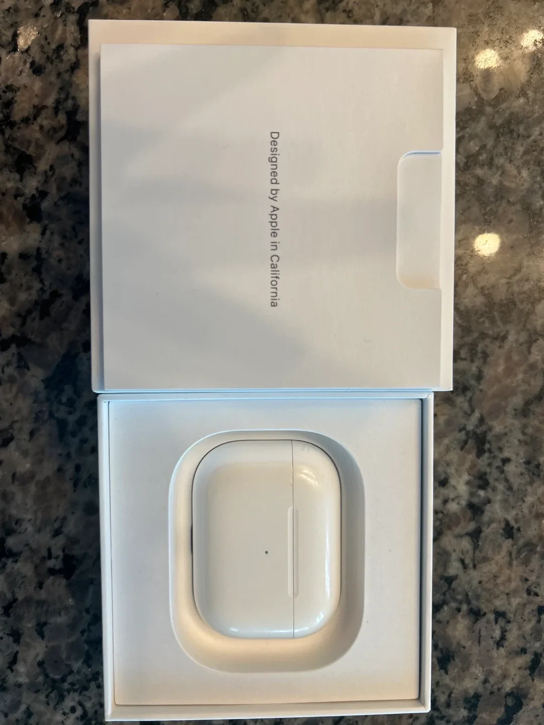 Apple AirPods Pro with MagSafe Charging Case image indicator(4)