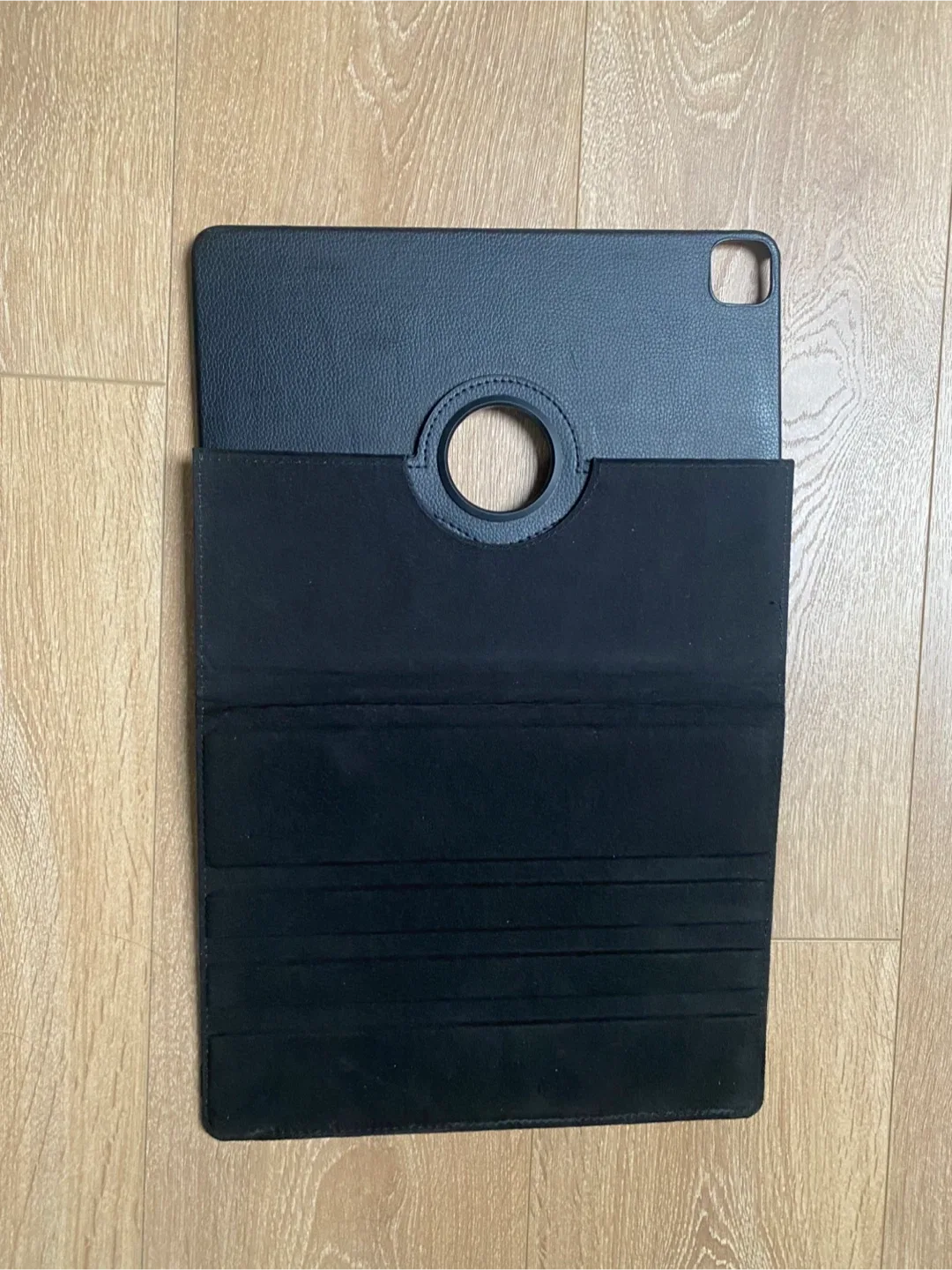 Black 13 inch iPad Air 7Case image indicator(3)