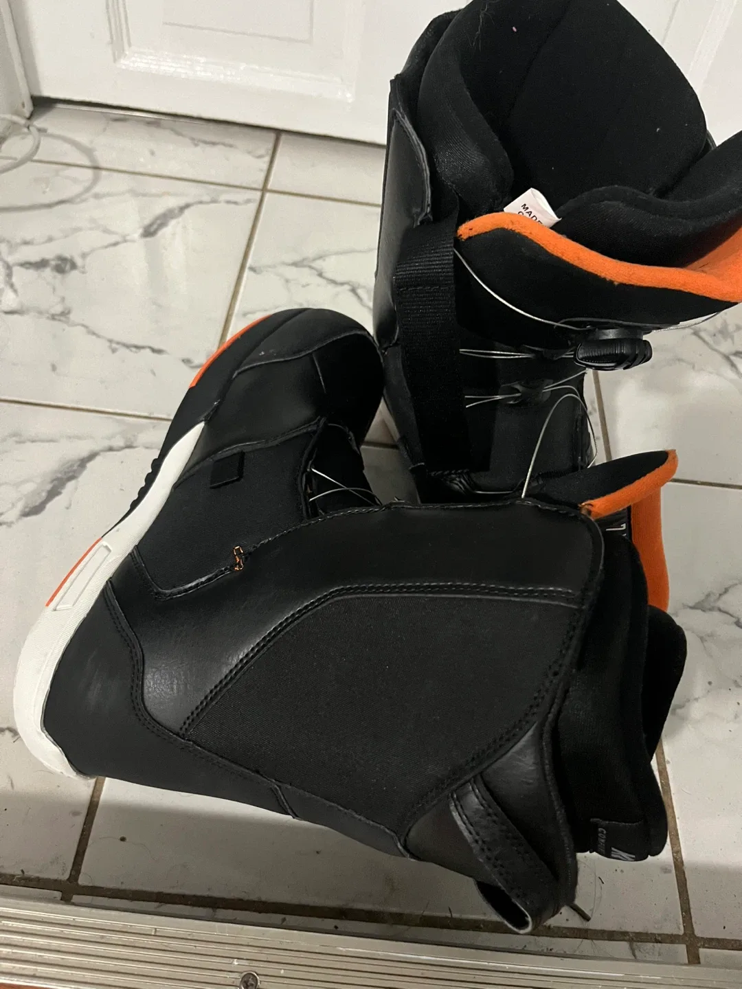 Capix Invader 130 Snowboard with K2 Indy Bindings image indicator(8)