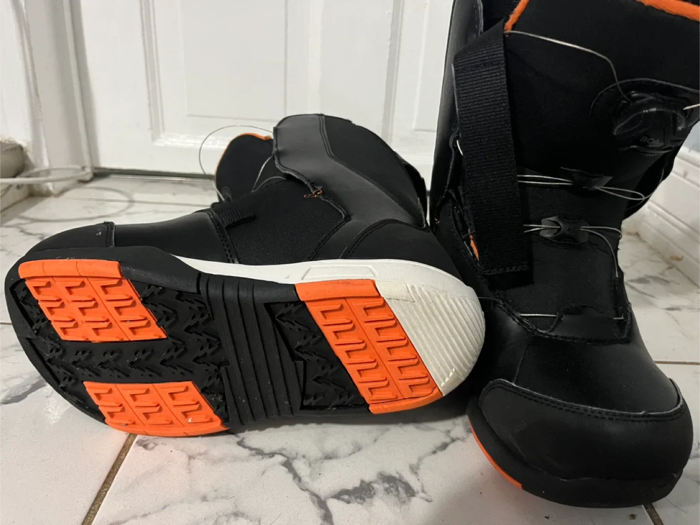 Capix Invader 130 Snowboard with K2 Indy Bindings image indicator(7)