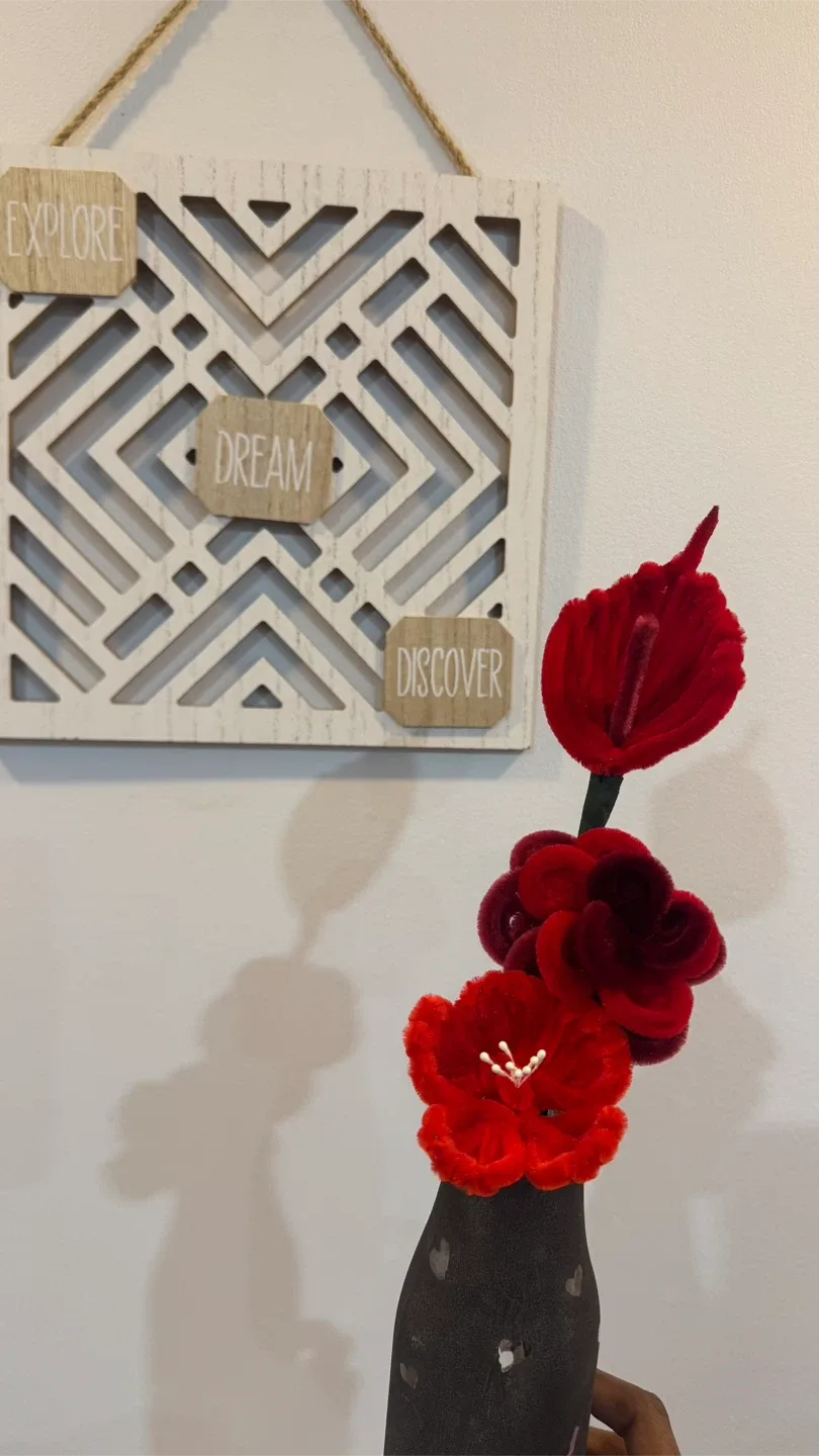 Red Pipe Cleaner Flower Arrangement image indicator(2)