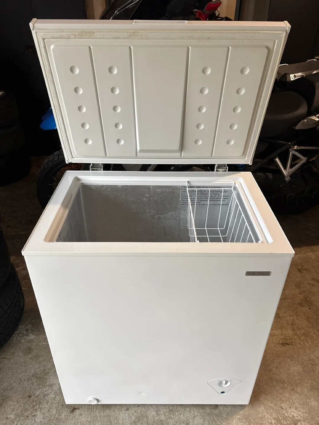 Insignia Chest Freezer - White image indicator(2)