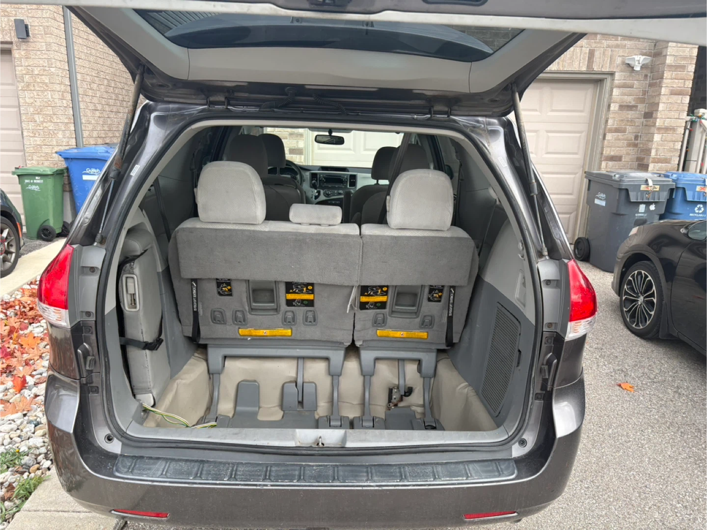 Toyota Sienna Minivan - photo 2