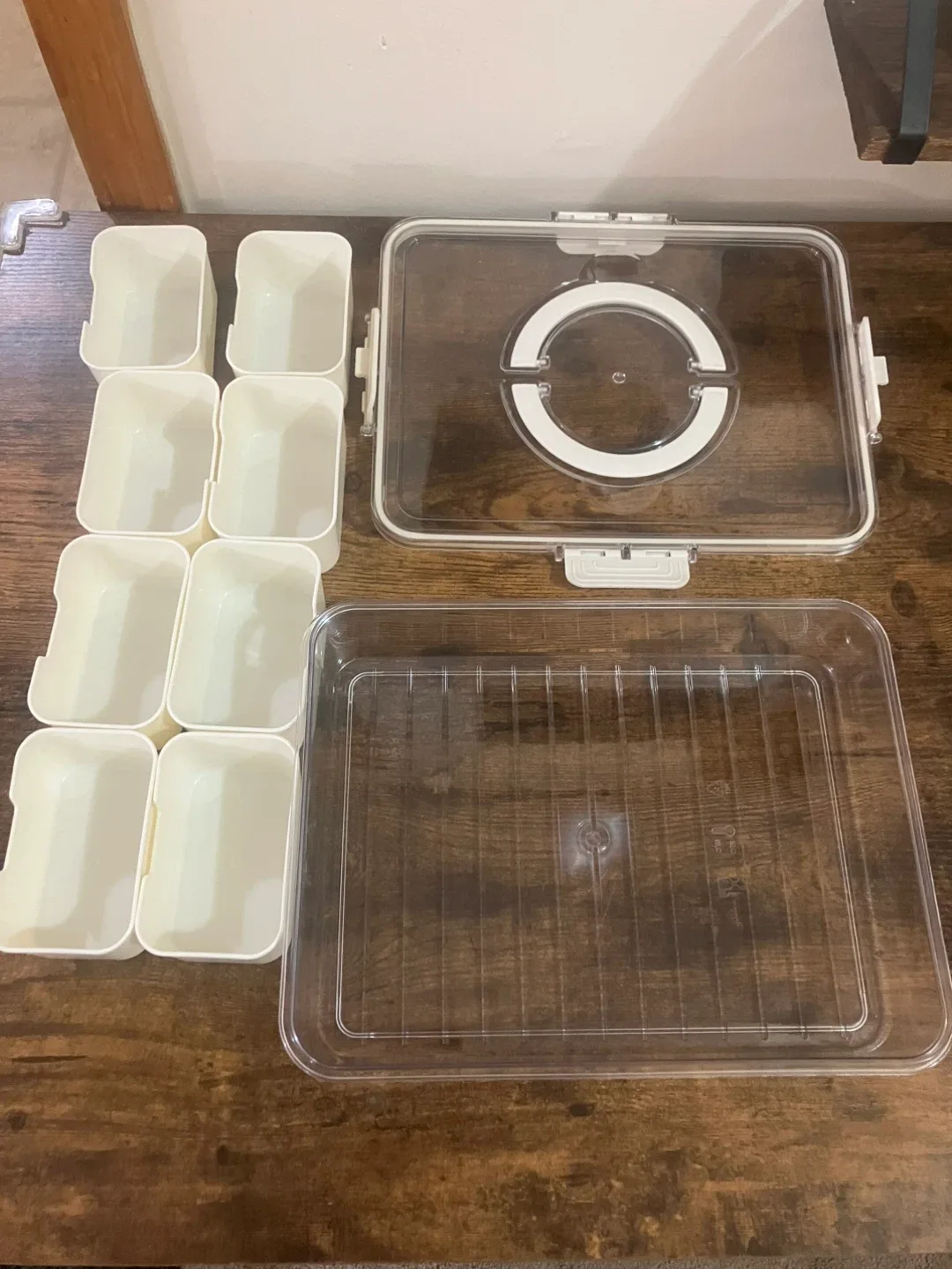 Clear Plastic Food Storage Container with 8 Compartments image indicator(2)