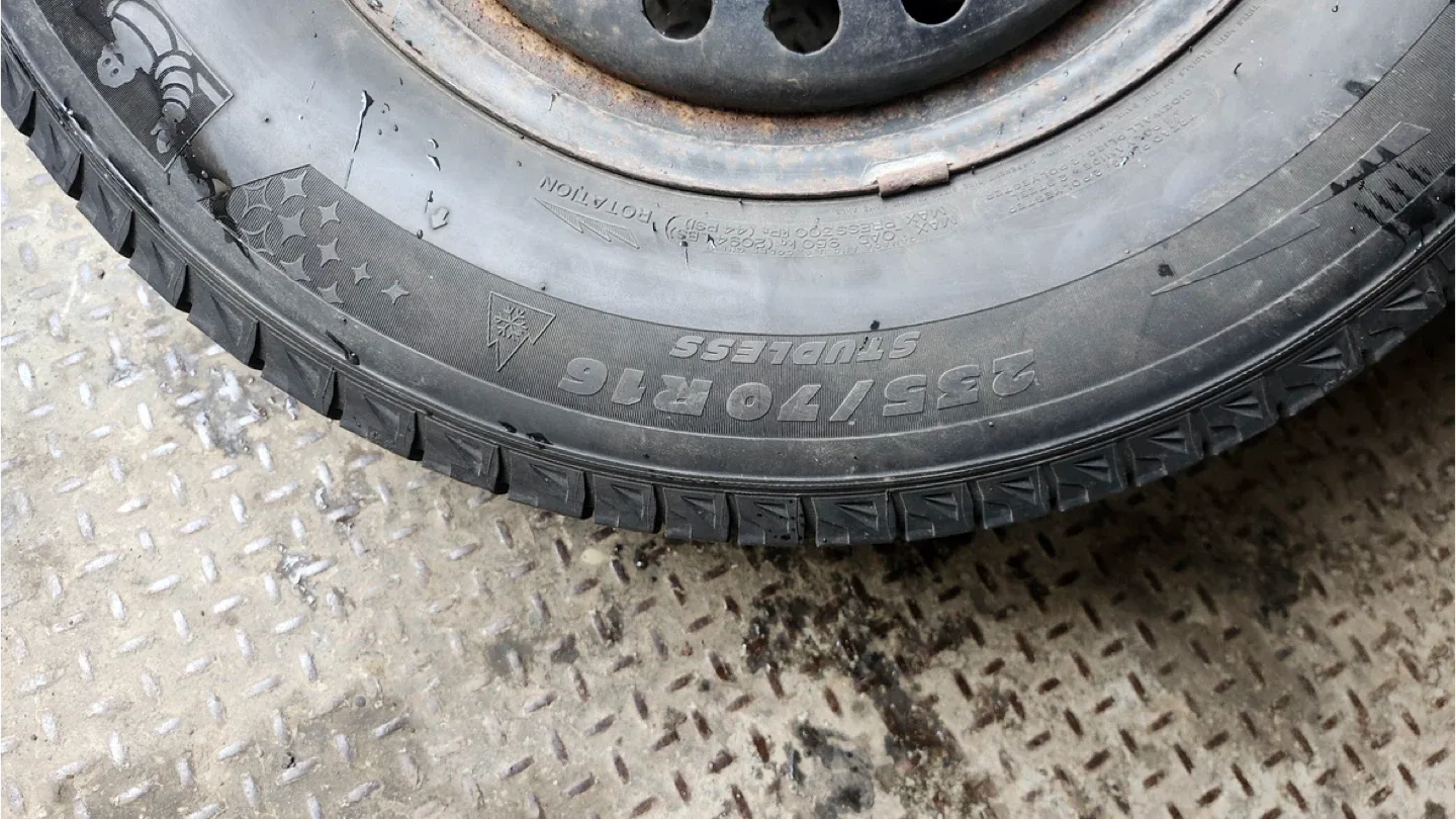 Michelin 235/70R16 Studless Winter Tires on Rims image indicator(2)
