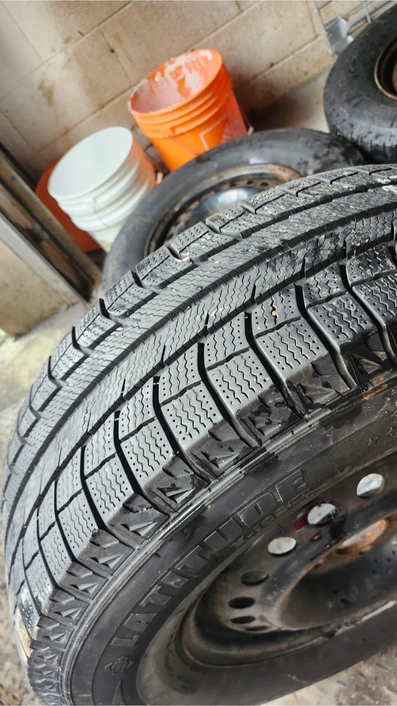 Michelin 235/70R16 Studless Winter Tires on Rims - photo 5