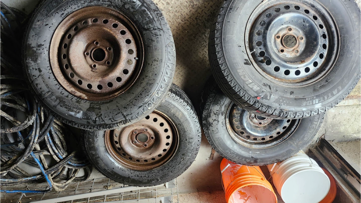 Michelin 235/70R16 Studless Winter Tires on Rims - photo 4
