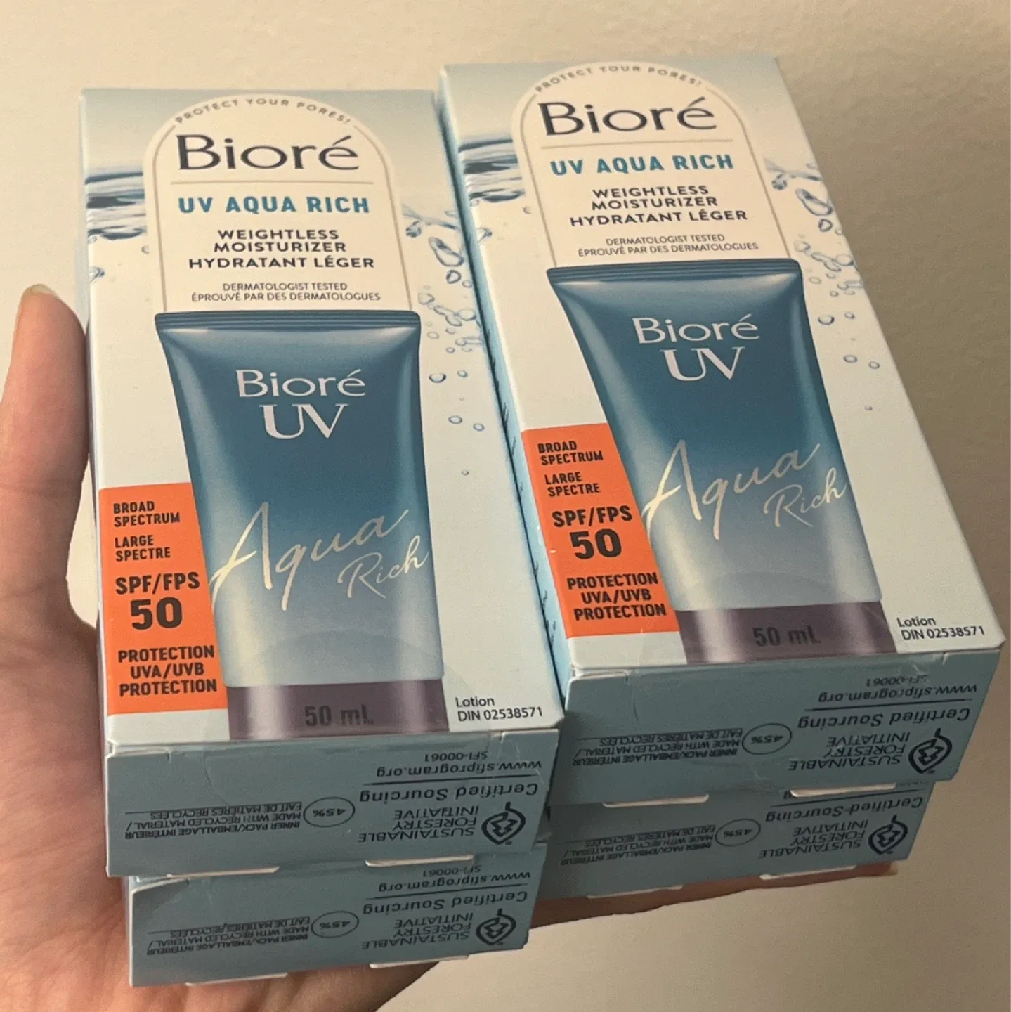 Biore UV Aqua Rich Sunscreen Moisturizer SPF 50+ image indicator(2)