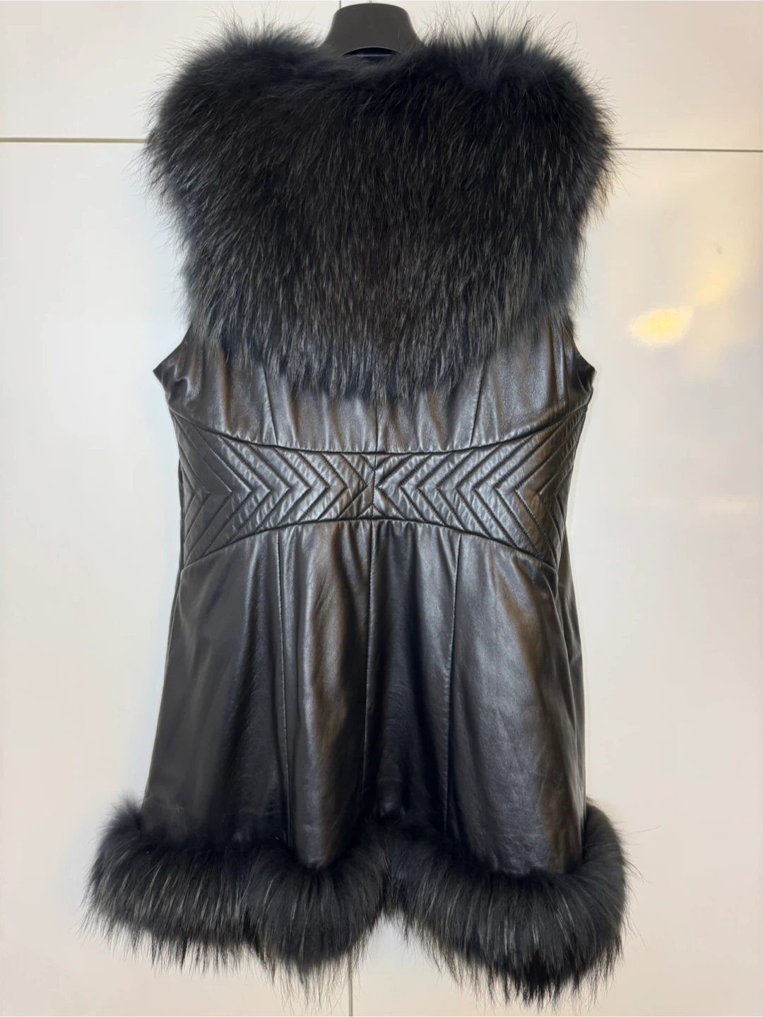 Black leather and Raccoon Hair Vest - photo 2