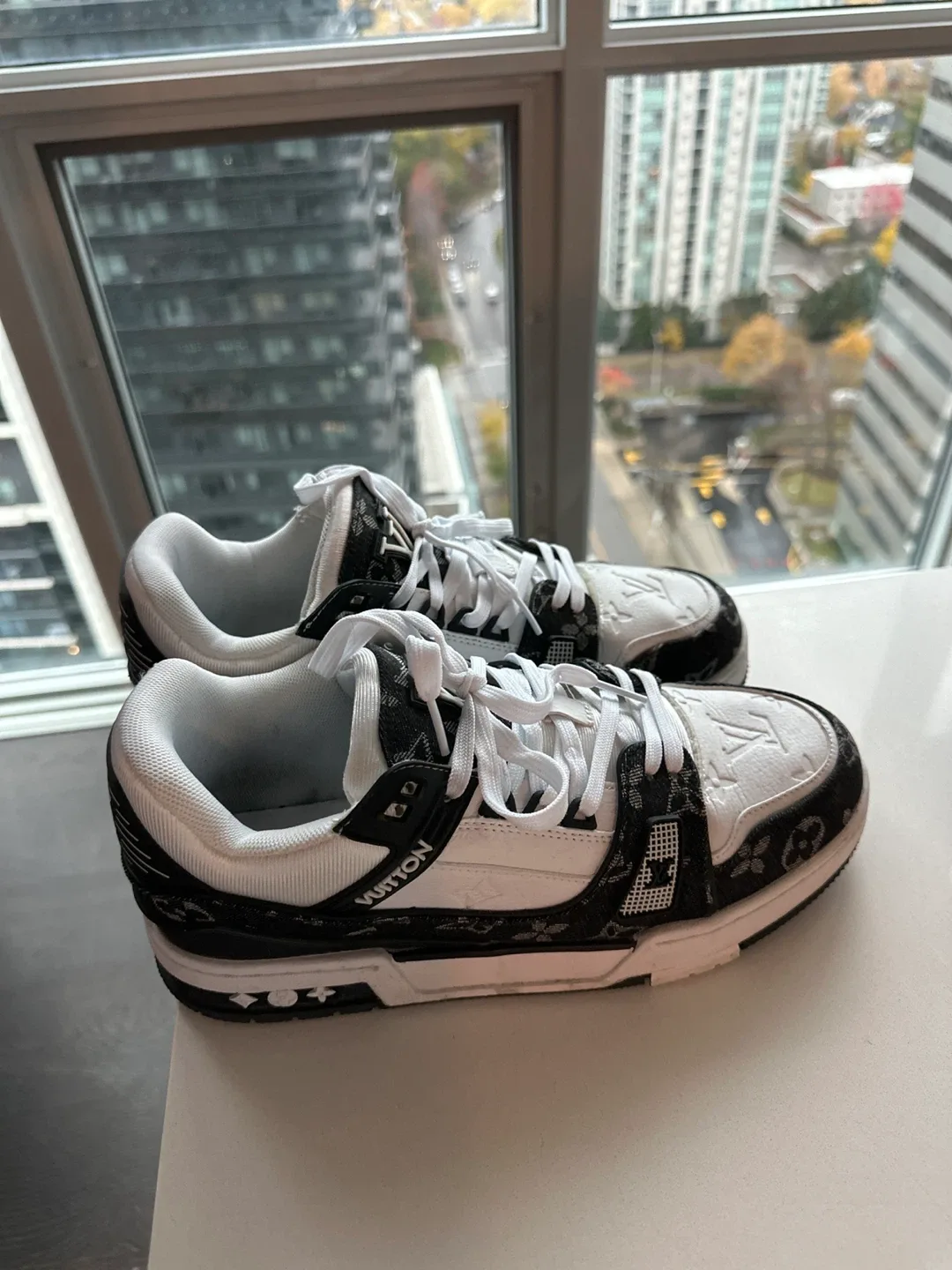 Louis Vuitton Trainer Sneaker image indicator(2)