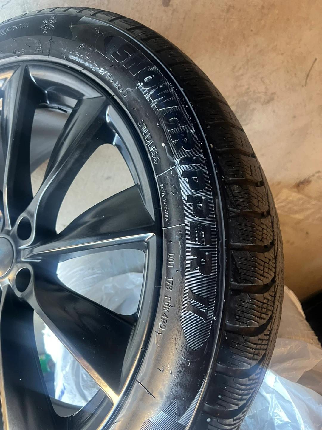 265/45/R20 Tesla Model X Winter Tires and Rims – Barely Used - photo 2