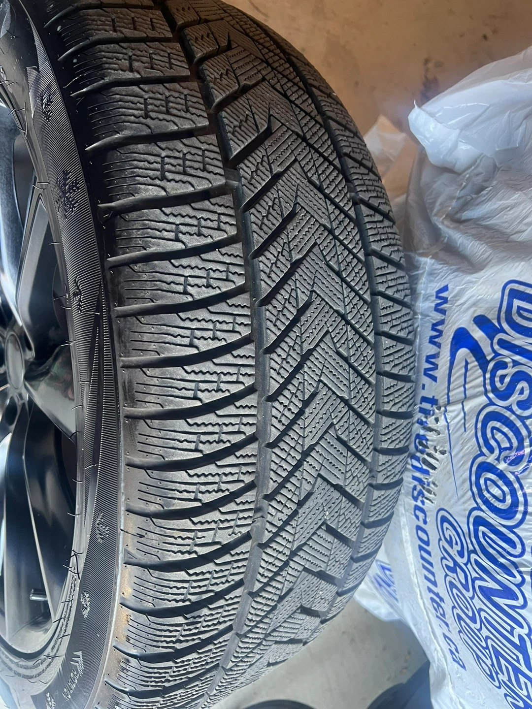 265/45/R20 Tesla Model X Winter Tires and Rims – Barely Used - photo 3