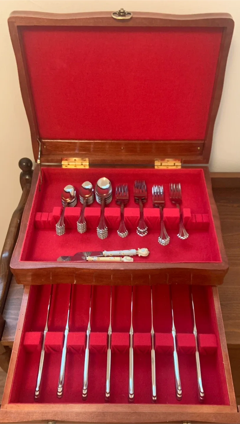 Vintage Silverware Set in Wooden Case image indicator(2)