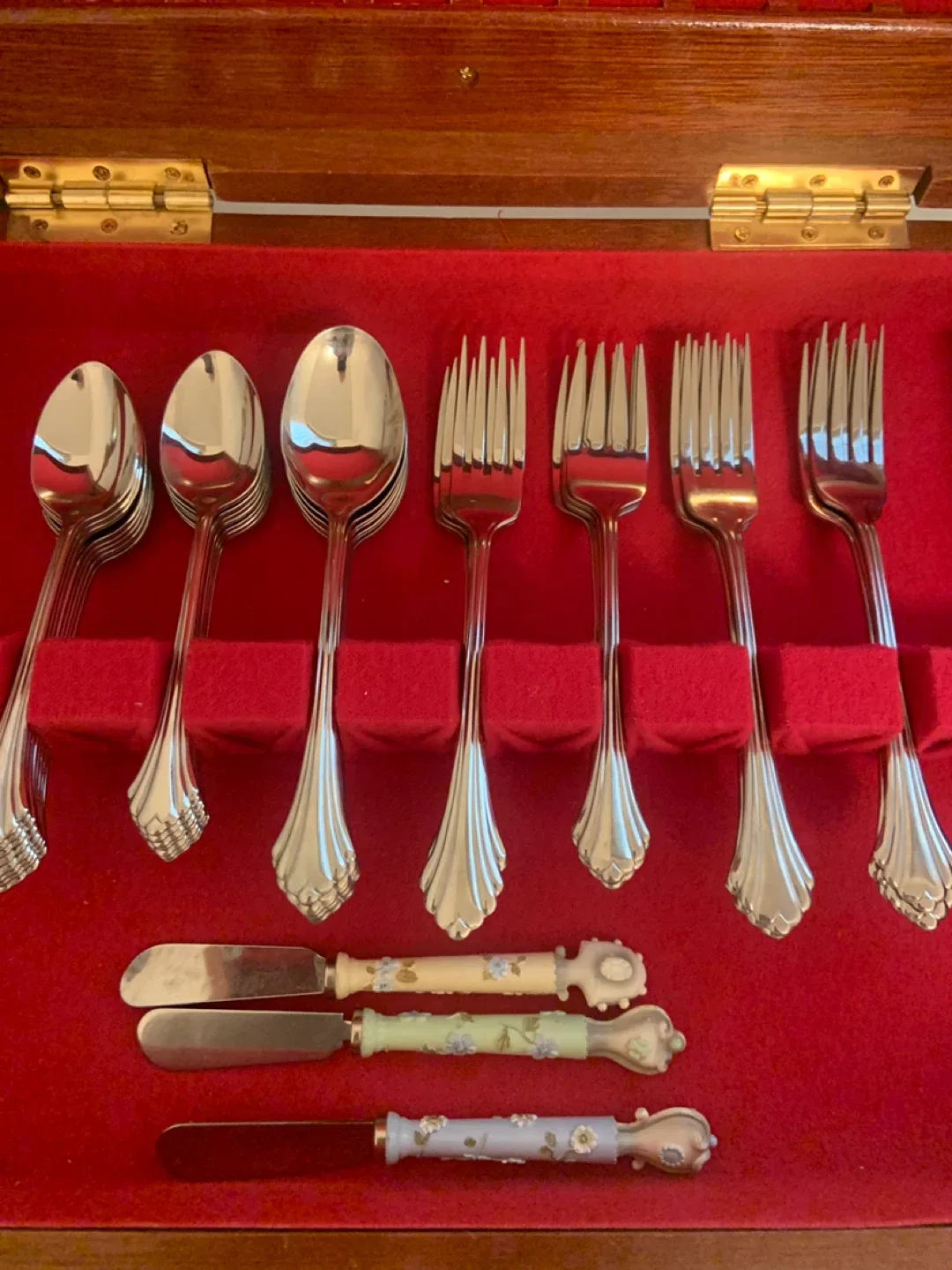 Vintage Silverware Set in Wooden Case image indicator(3)