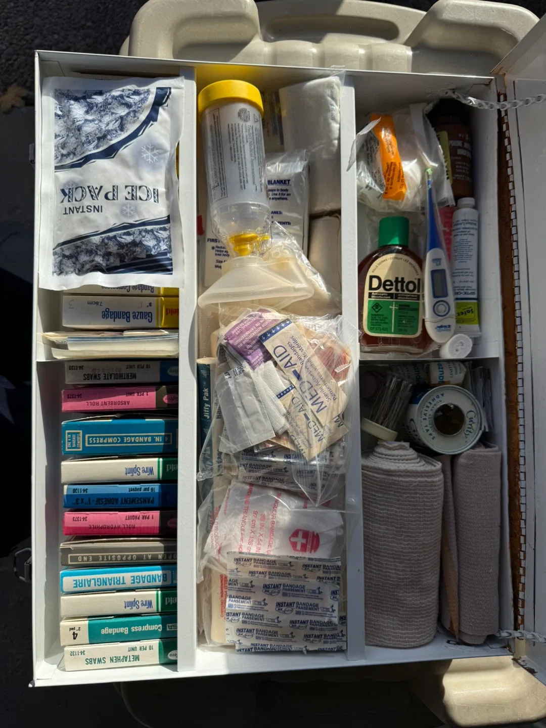 Vintage Shield First Aid Kit image indicator(2)