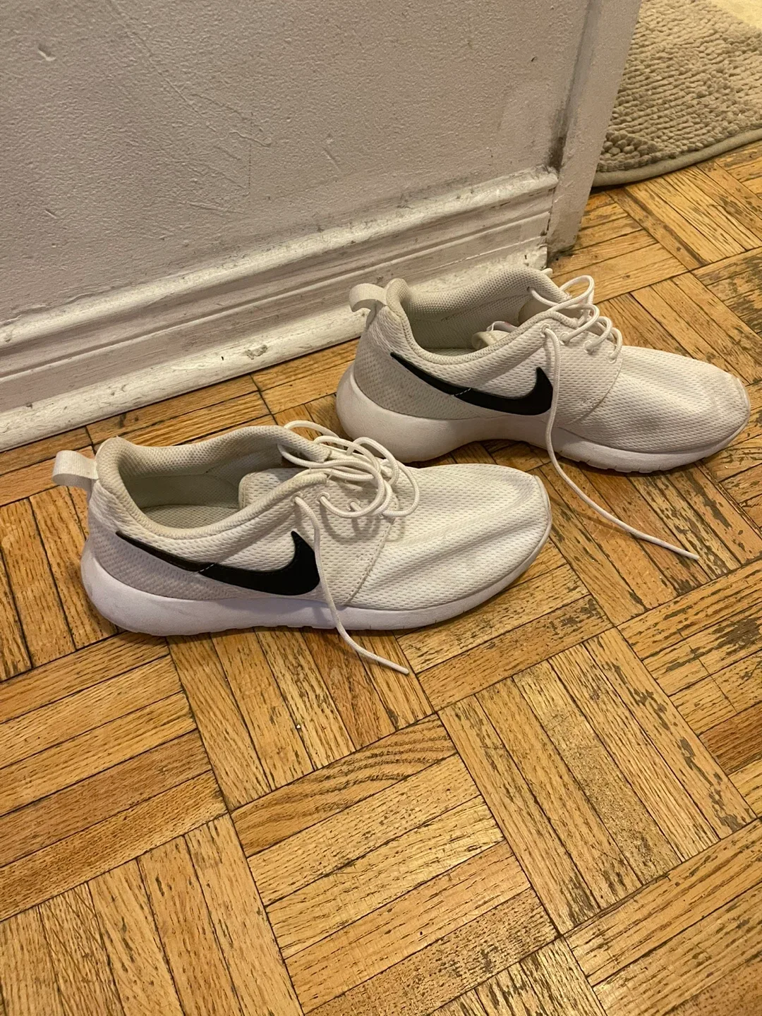Nike Roshe One White Sneakers - Size 8 image indicator(2)