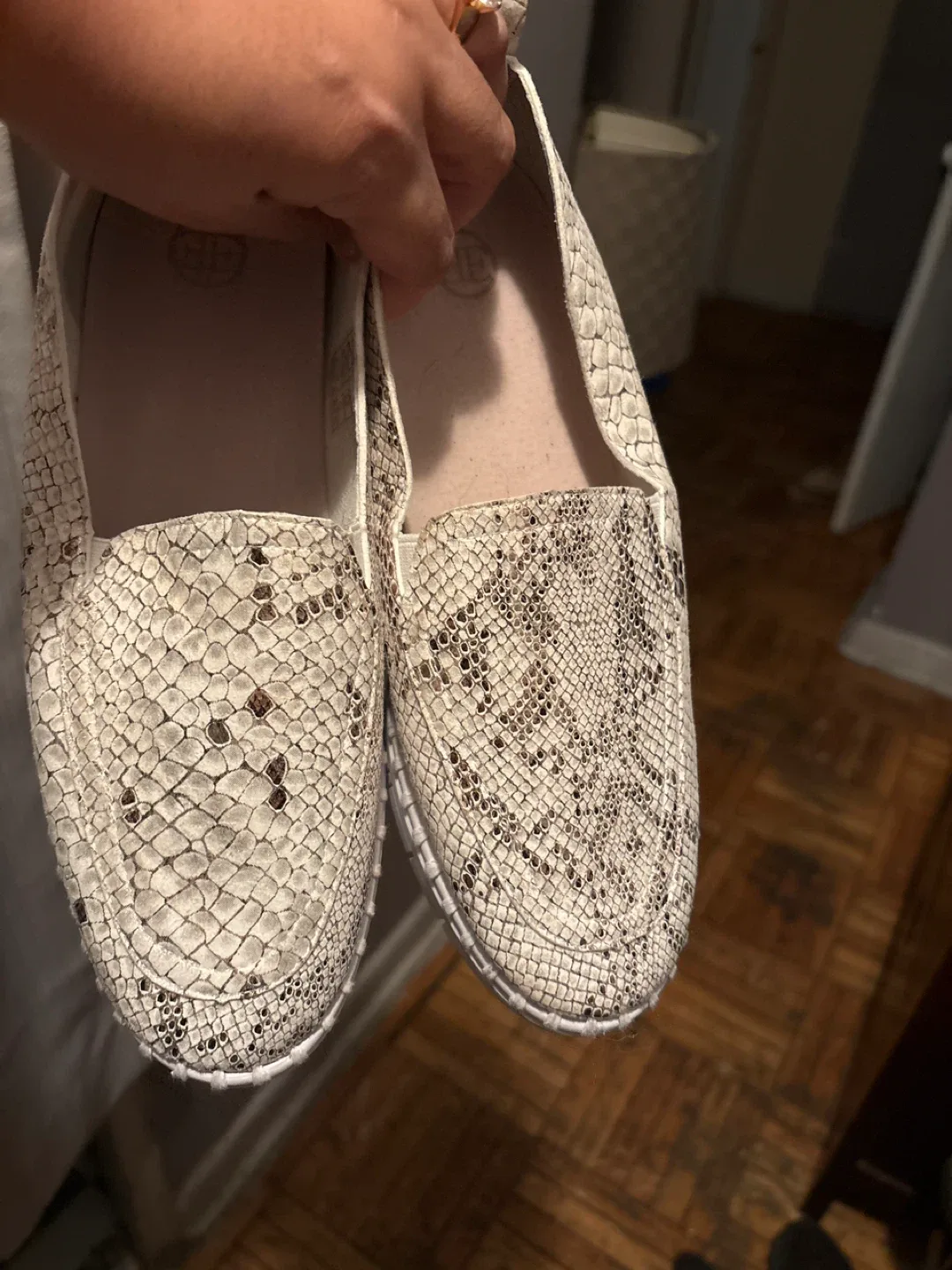 Snake skin shoes image indicator(2)