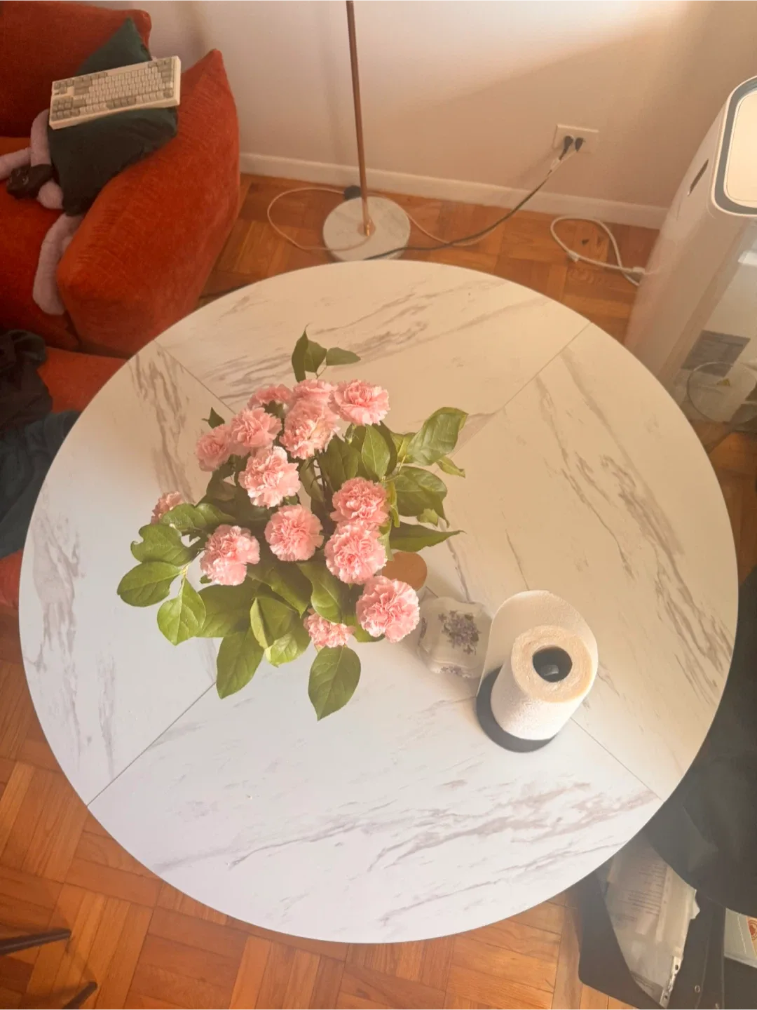 Round Marble Dining Table, Gold Legs image indicator(3)