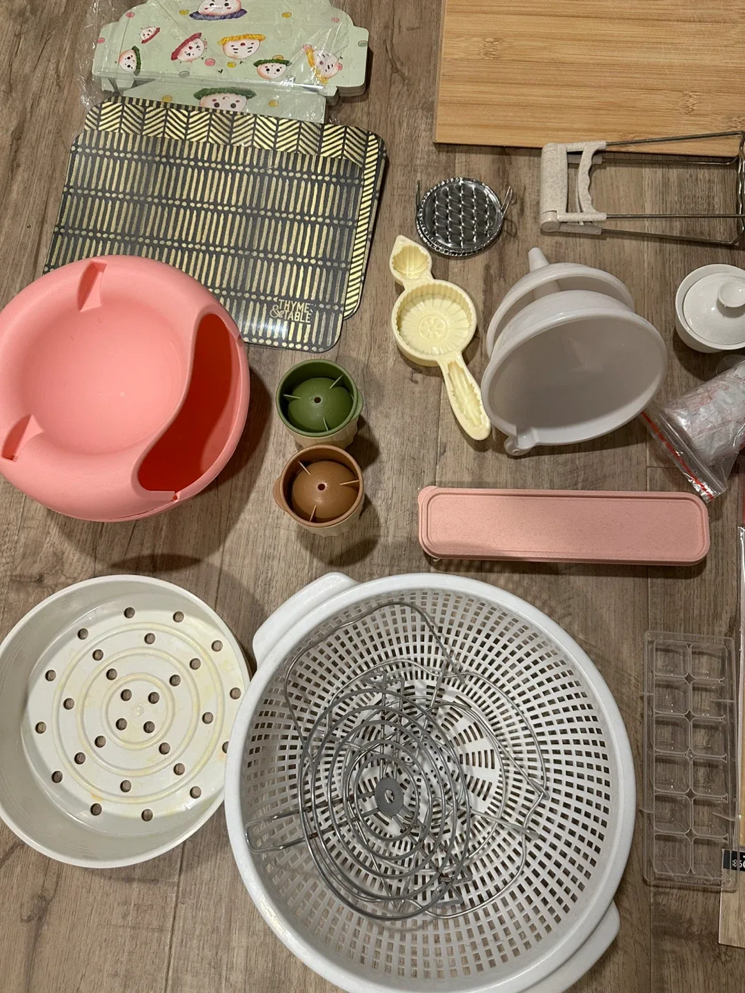 Assorted Kitchen Items thumbnail