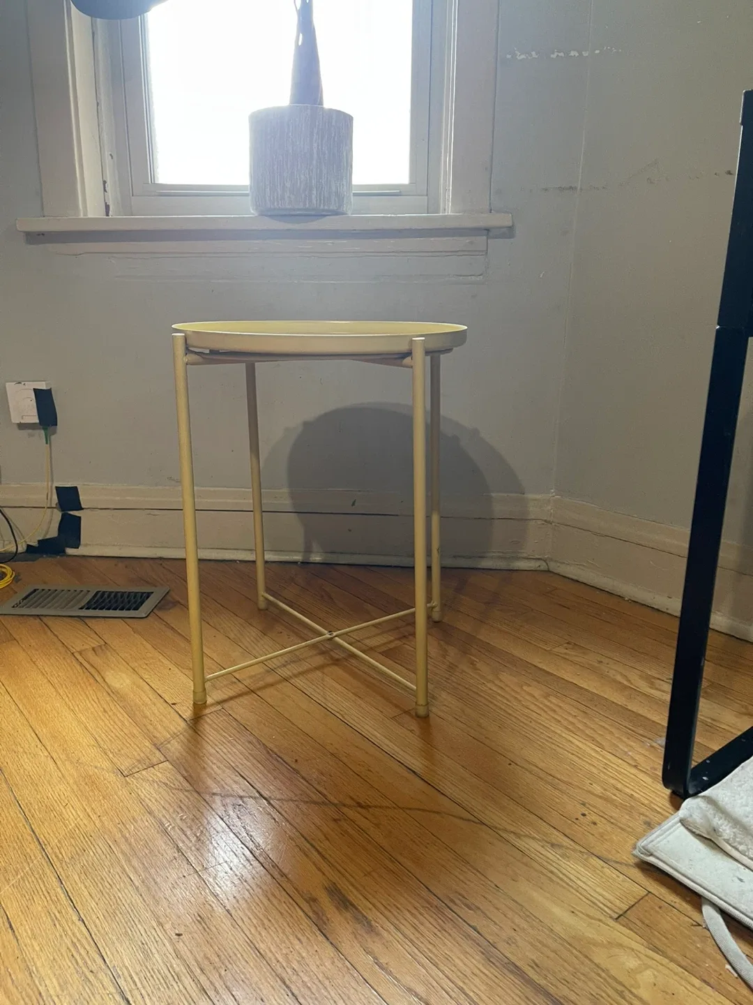 Metal Side table - W/ Removable Round Tray. image indicator(3)