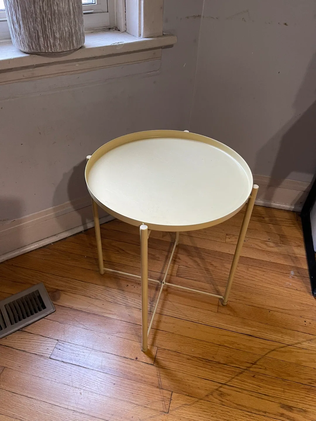 Metal Side table - W/ Removable Round Tray. image indicator(2)