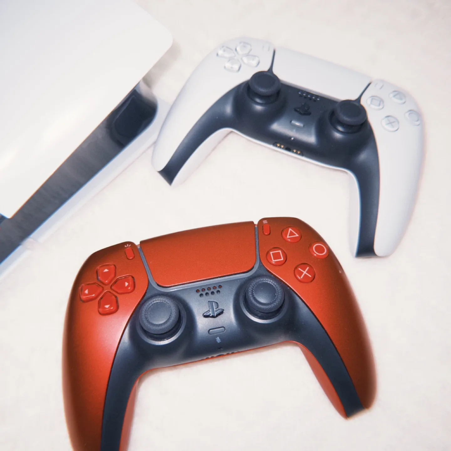 Sony PlayStation 5 Digital Edition with Extra Controller image indicator(4)