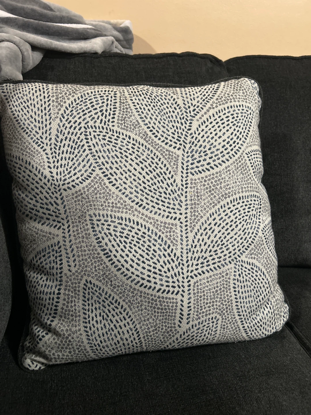 Decorative Throw Pillow - Leaf Pattern 🥕
