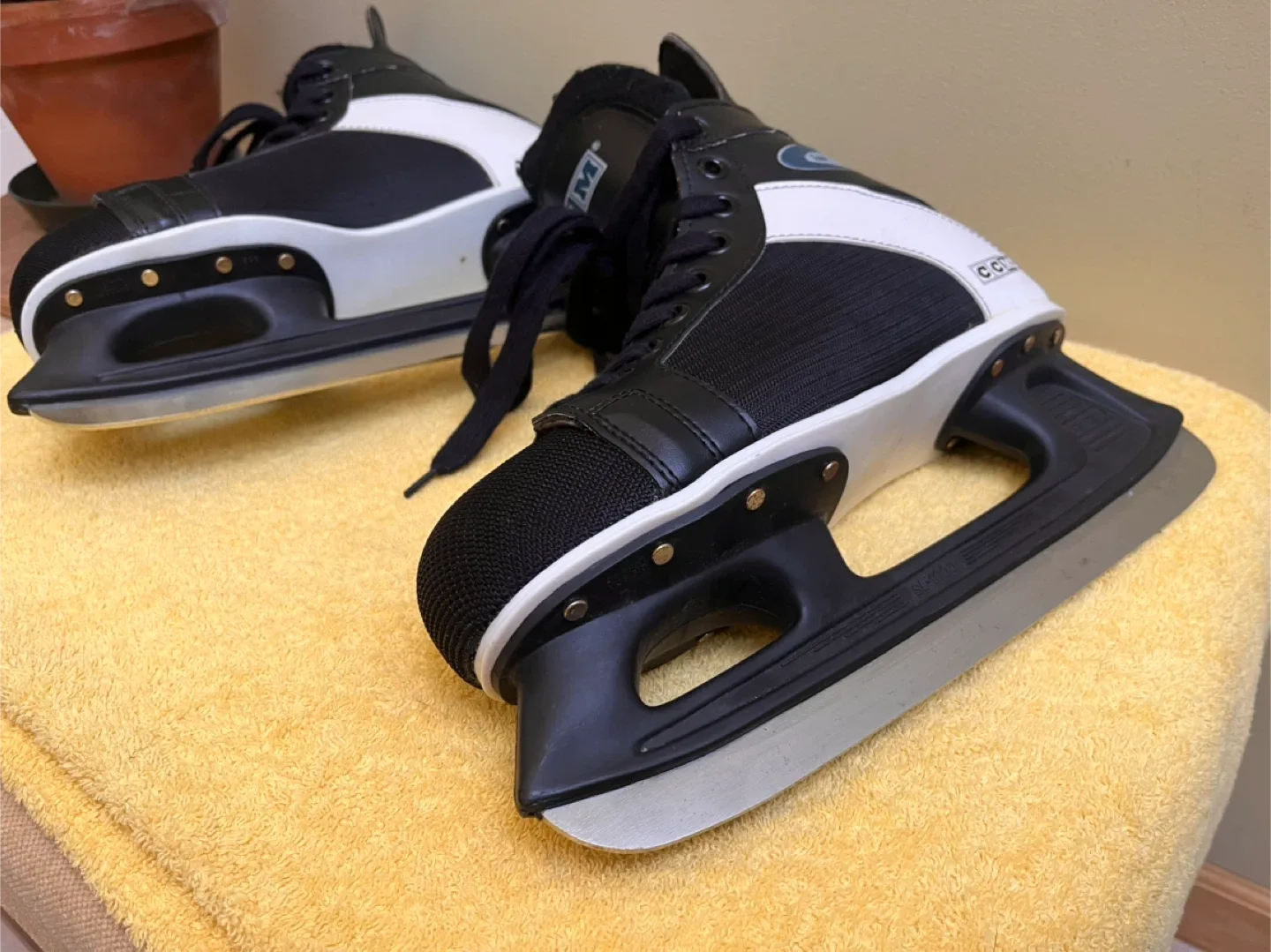 CCM Ice Skates - Size 11 image indicator(2)