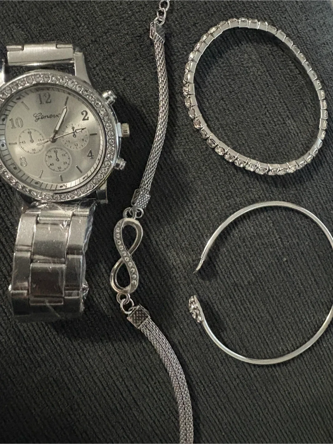 New Geneva Silver Watch & Bracelet Set image indicator(6)