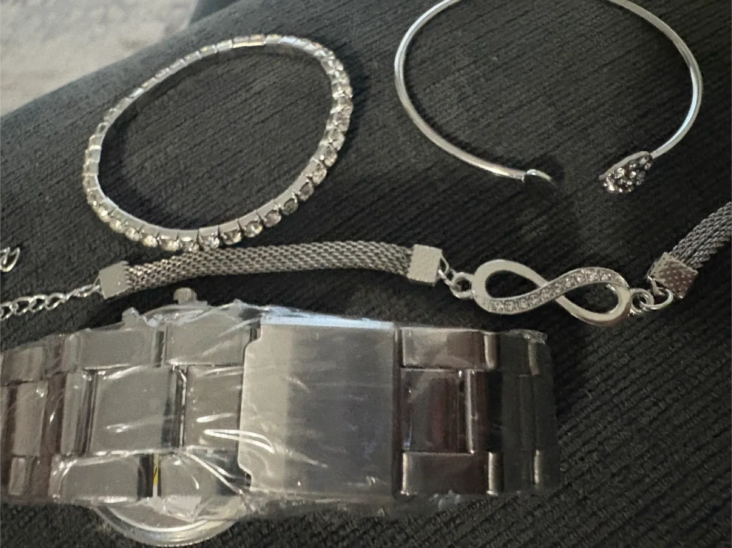 New Geneva Silver Watch & Bracelet Set image indicator(9)