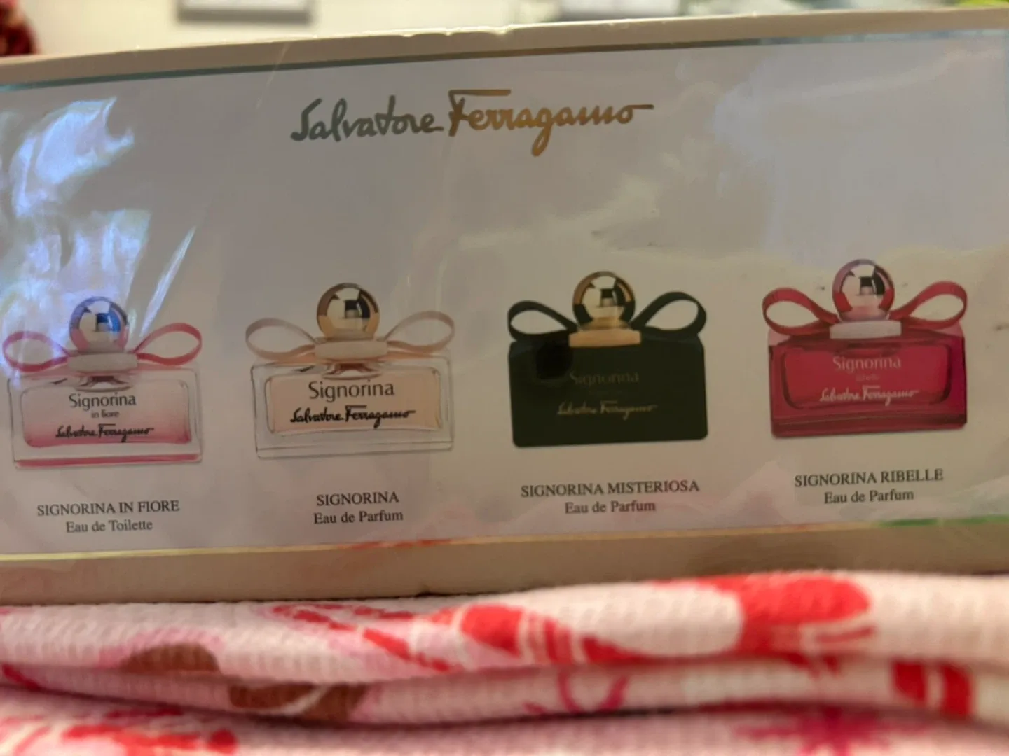 Salvatore Ferragamo Signorina Miniature Kit image indicator(2)