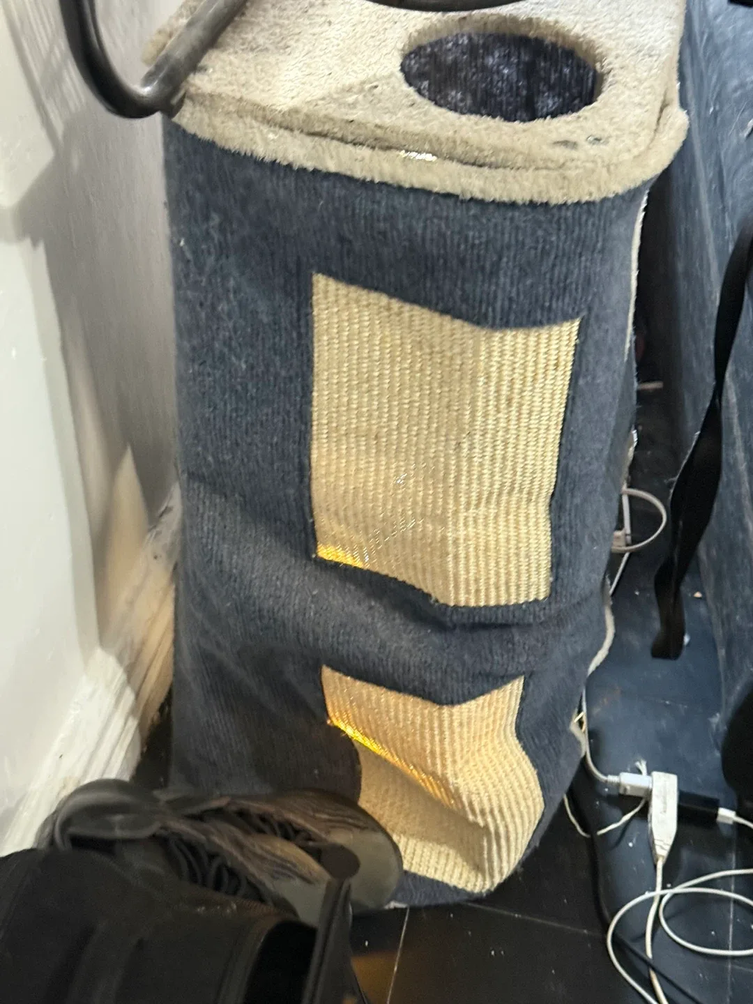 Used Cat Tower with Scratching Post image indicator(4)