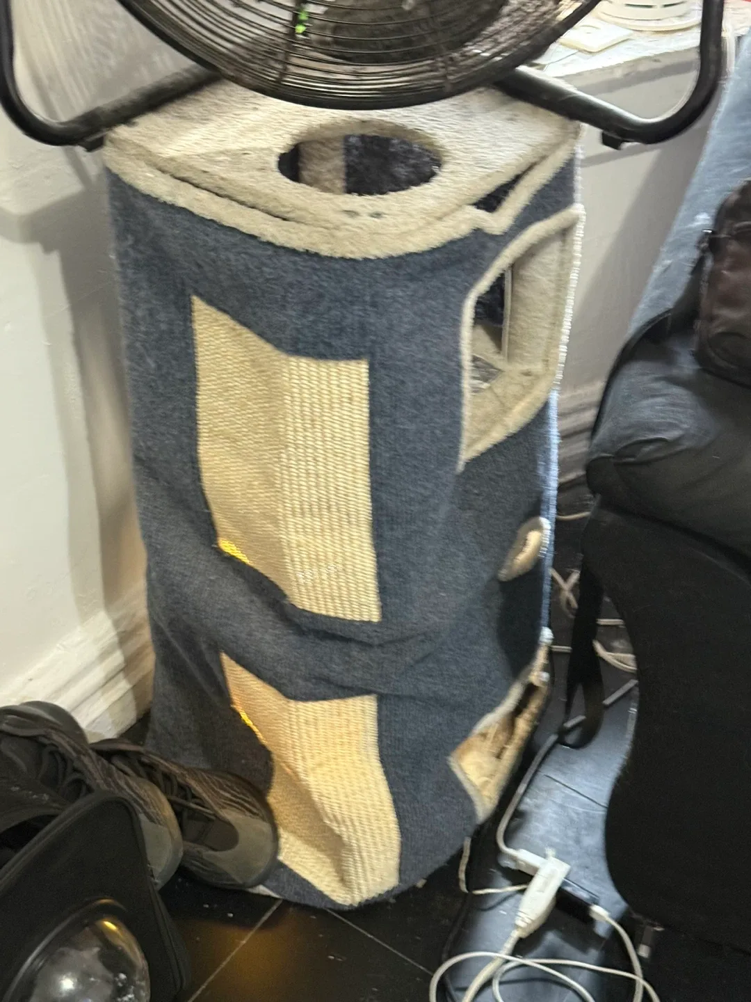 Used Cat Tower with Scratching Post image indicator(3)